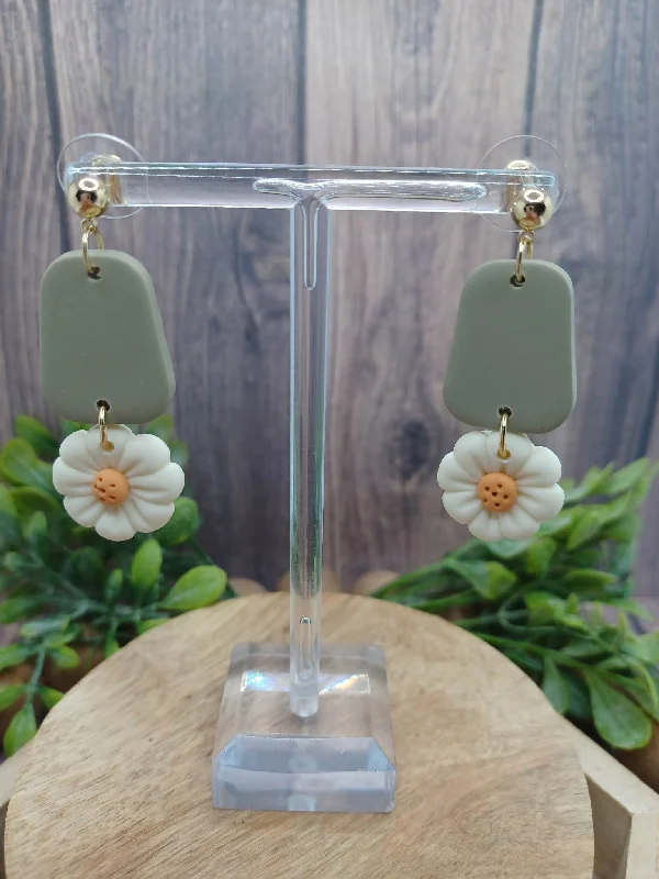 Green Clay Style Earrings w/ Daisy