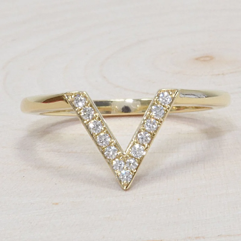 14k Yellow Gold Ladies Triangle Diamond Wedding Band